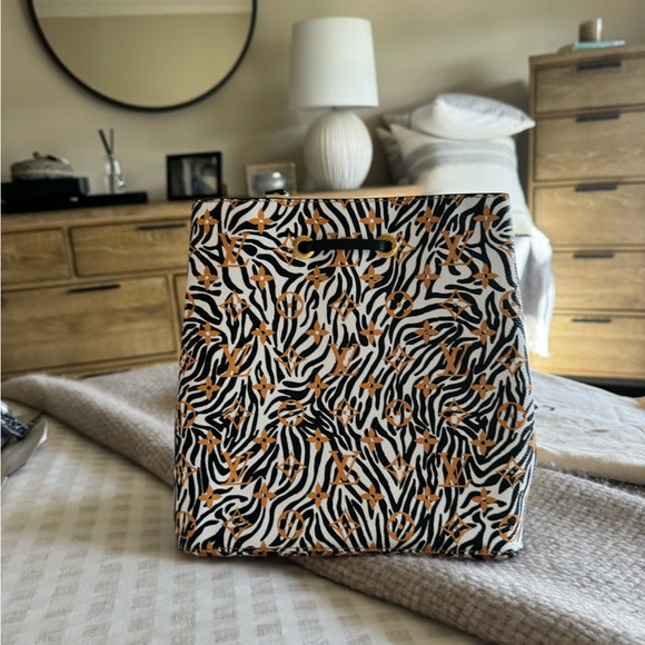 Louis Vuitton Neonoe Jungle Giant Reverse Tote - Picture 8 of 10